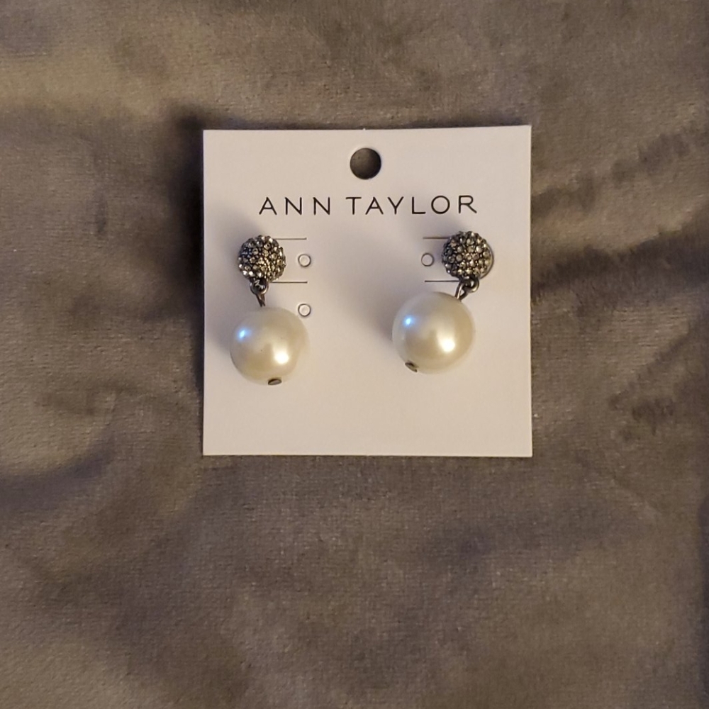 Ann Taylor silver/pearl dangle earrings NWT